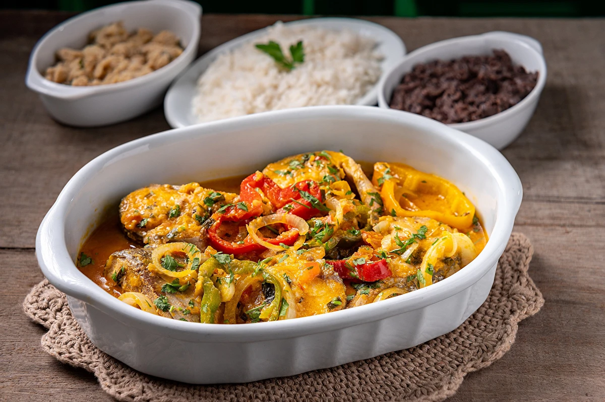 MOQUECA DE TAINHA COM PIRÃO DE FEIJÃO